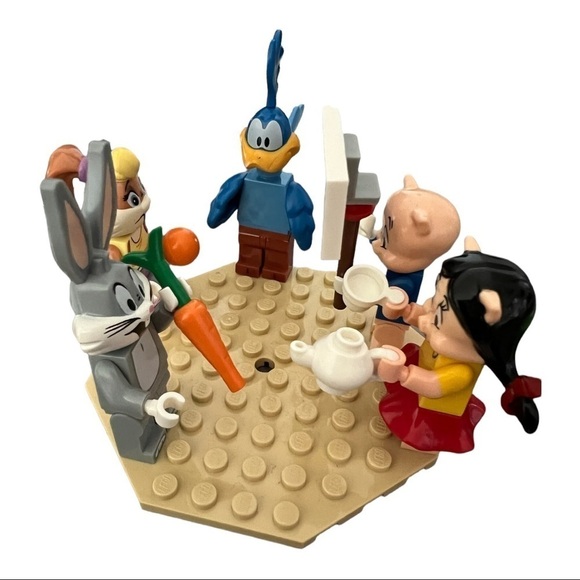 Looney Tunes Building Block Minifigure Set Bugs, Porky, Lola, Petunia and Road R - Picture 3 of 4